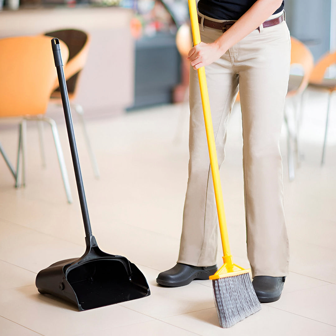 Pala rubbermaid VERTICAL LOBBY PRO® NEGRO